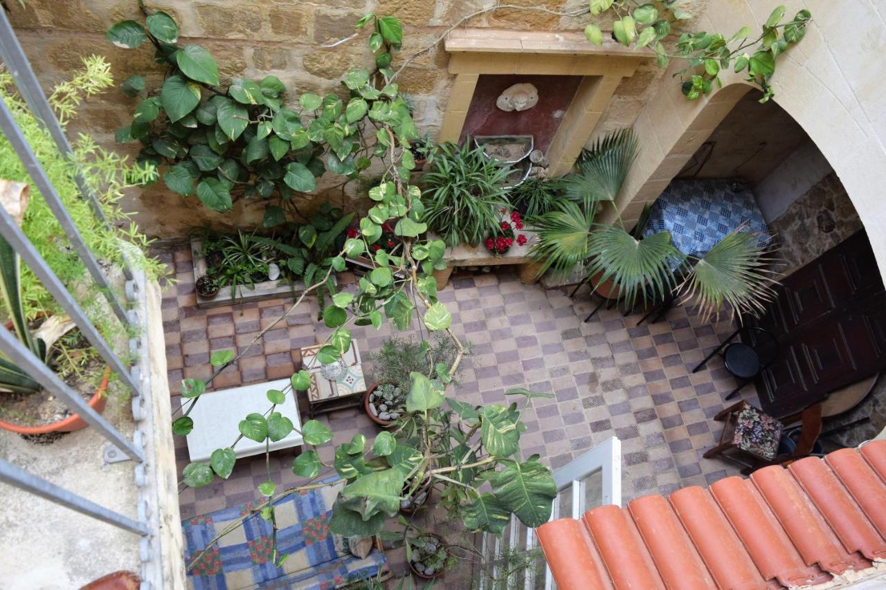 Maria Townhouse Heart Of Victoria B&B ภายนอก รูปภาพ